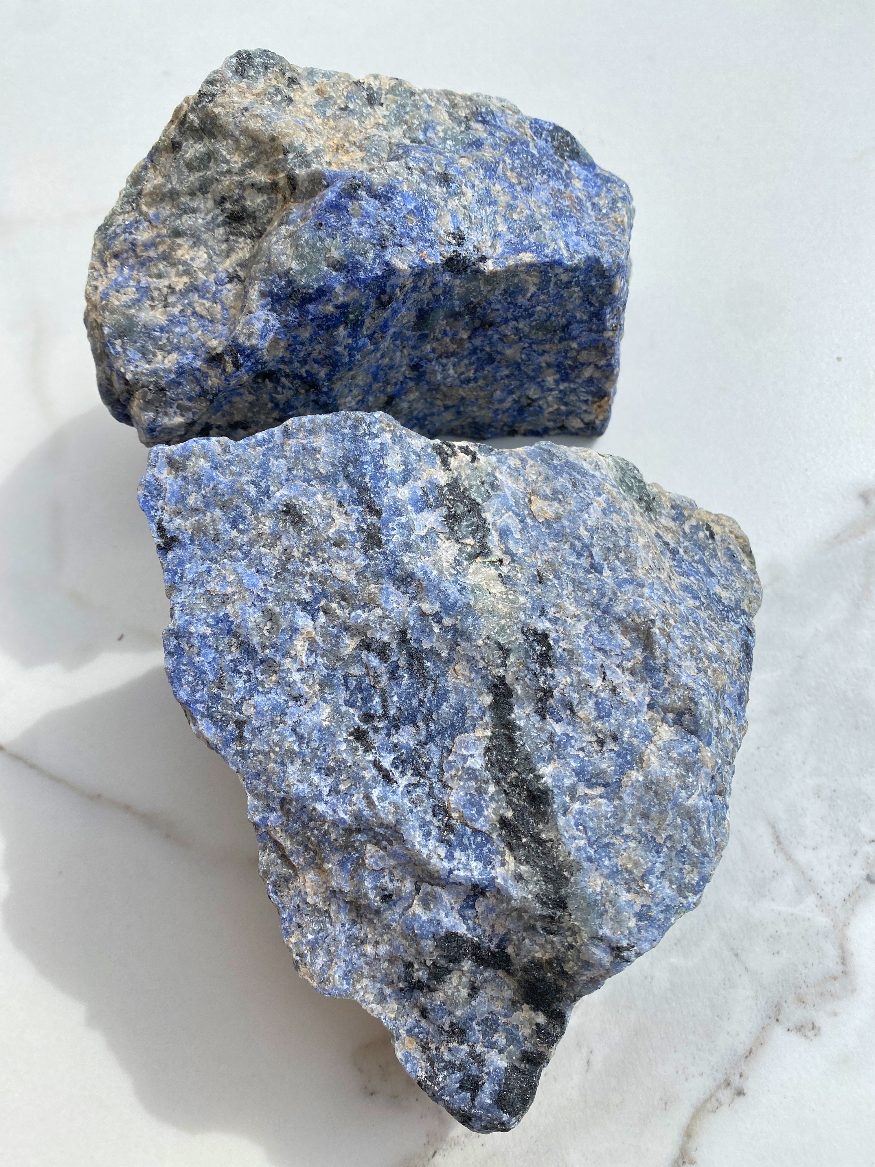 Sodalite pierre brute minérale propriété apaisante bénéfique pour