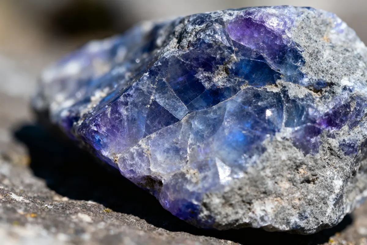 Pierre d’iolite : Bienfaits, Histoire et Bijoux à découvrir