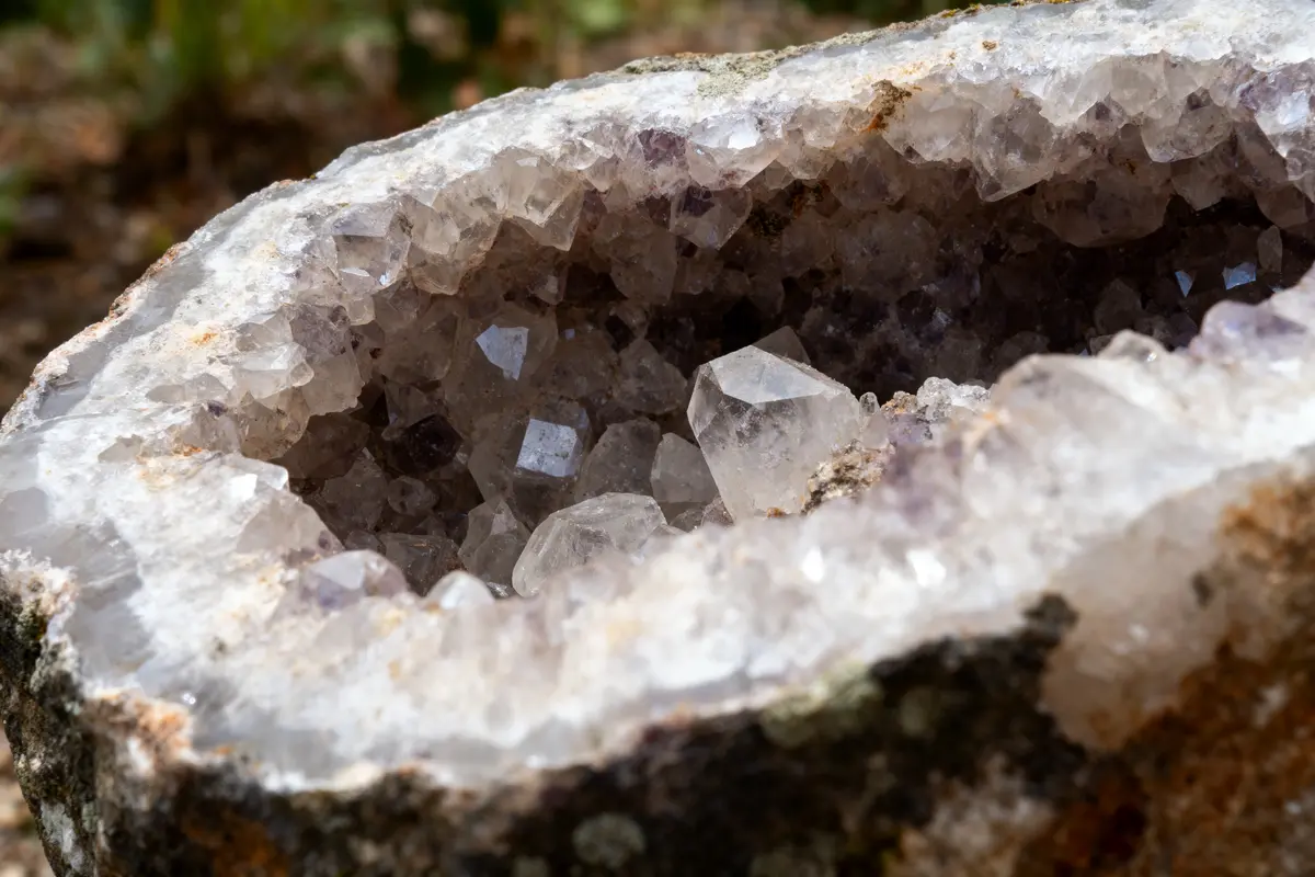 Géode de quartz : Comment choisir et purifier votre pierre ?