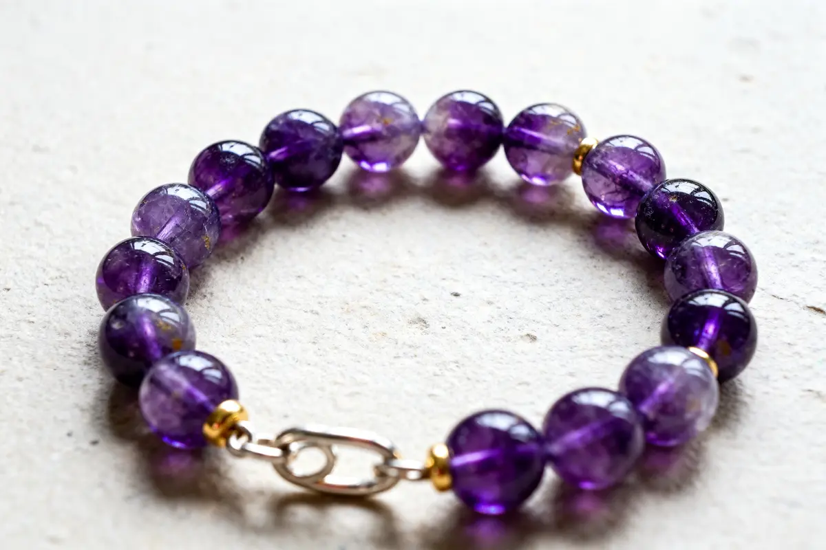 Bracelet améthyste élégant en pierres naturelles – sérénité &amp; style 💜
