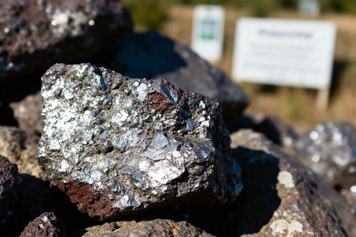 Gros plan sur un rocher scintillant contenant de l'hématite dans une carrière extérieure