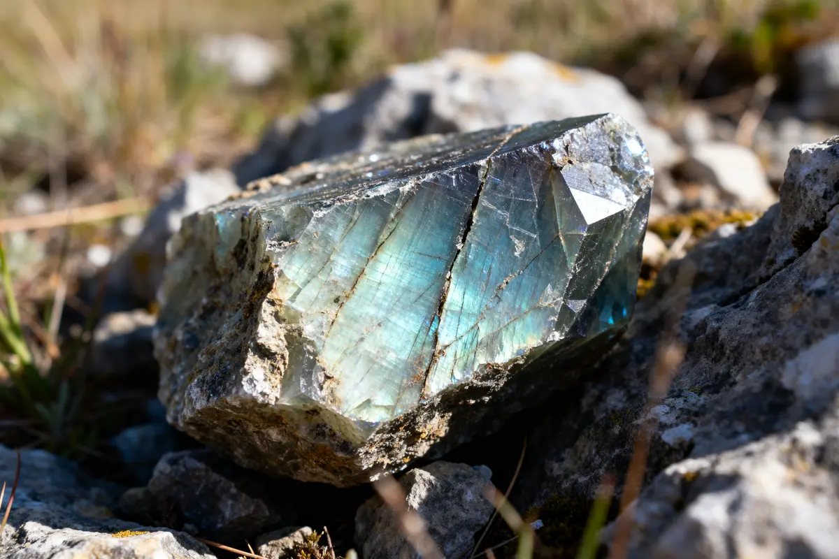 Labradorite signification : vertus, origine et propriétés clés